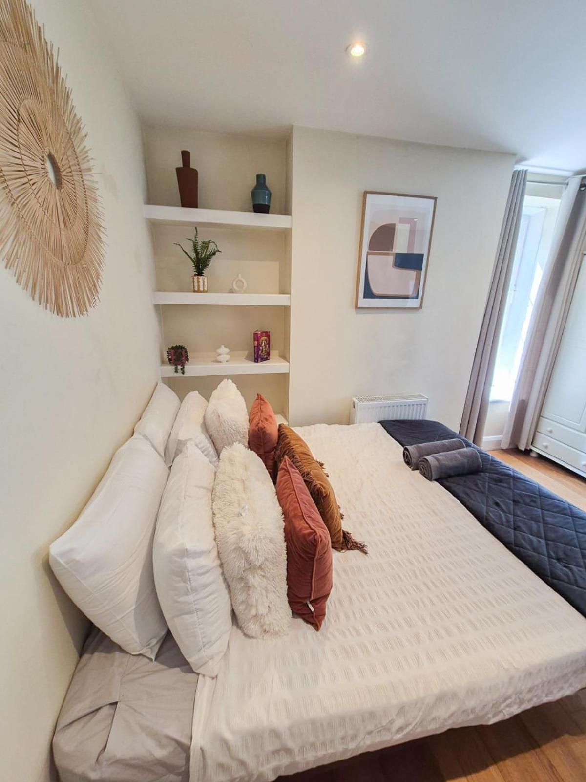 Refined 2 Bedroom Flat Few Steps From The Oval * Londen