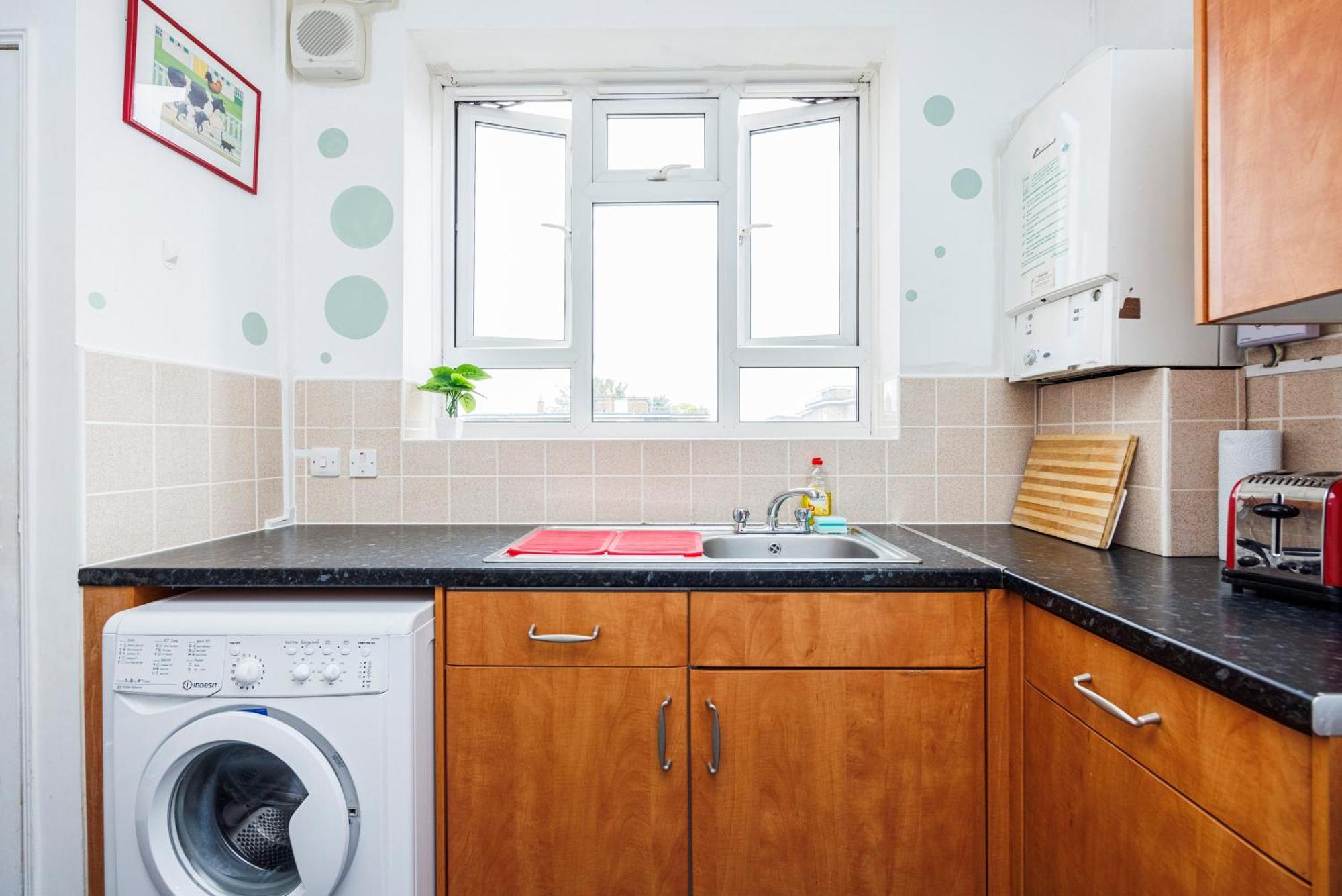 Spacious 2-bedroom With Terrace, Garden Views & Free Wifi Near Olympic Stadium Apartment *