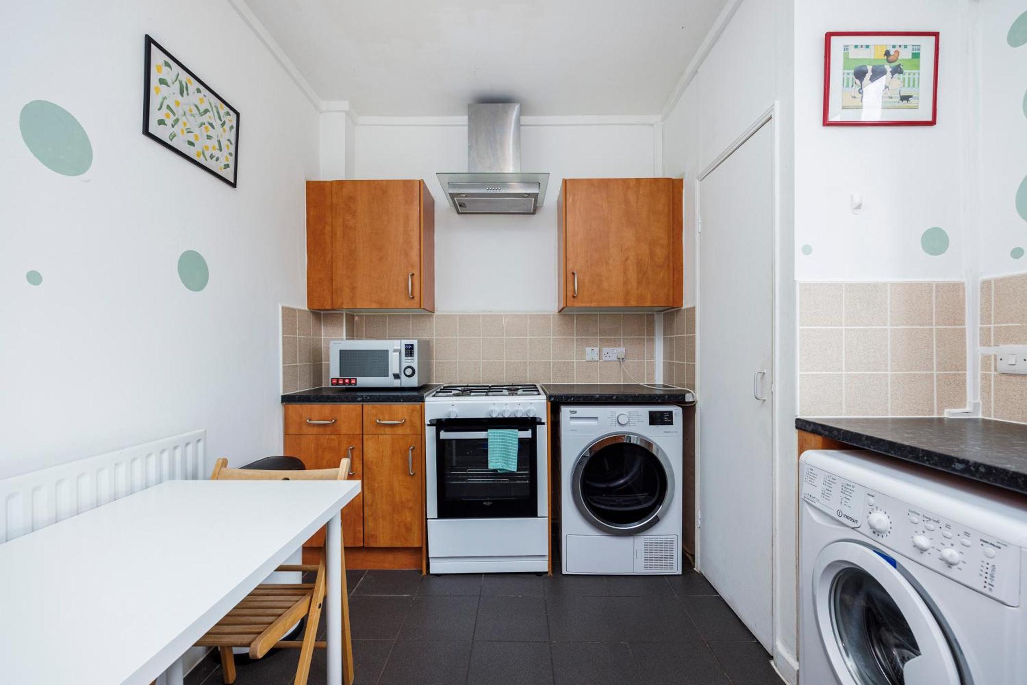 Spacious 2-bedroom With Terrace, Garden Views & Free Wifi Near Olympic Stadium Apartment *