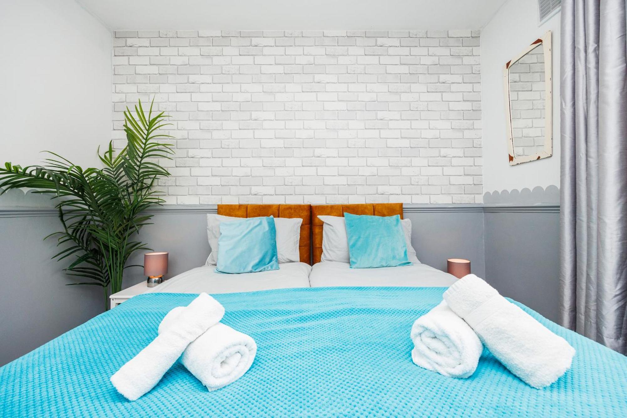 Spacious 2-bedroom With Terrace, Garden Views & Free Wifi Near Olympic Stadium Apartment *