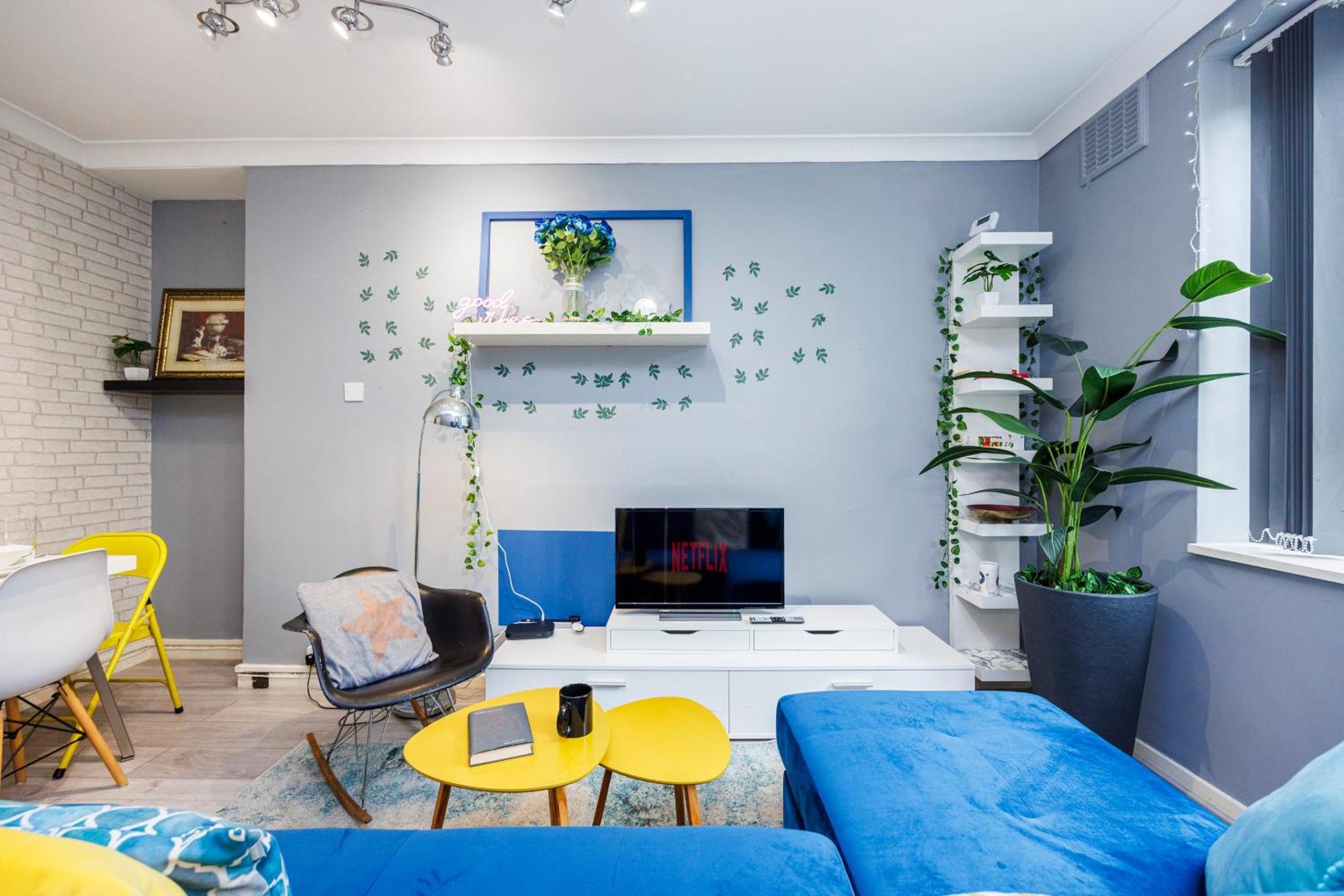 Spacious 2-bedroom With Terrace, Garden Views & Free Wifi Near Olympic Stadium Apartment *