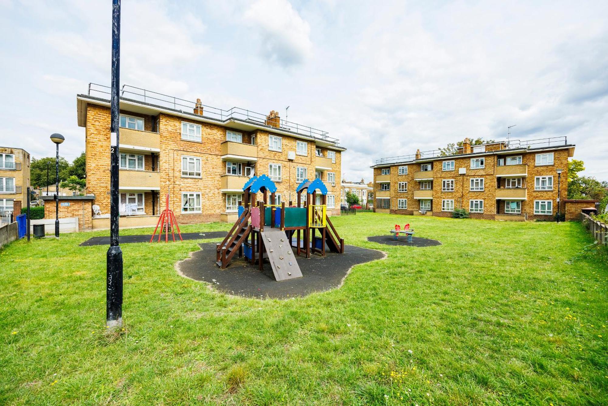 Spacious 2-bedroom With Terrace, Garden Views & Free Wifi Near Olympic Stadium Apartment *