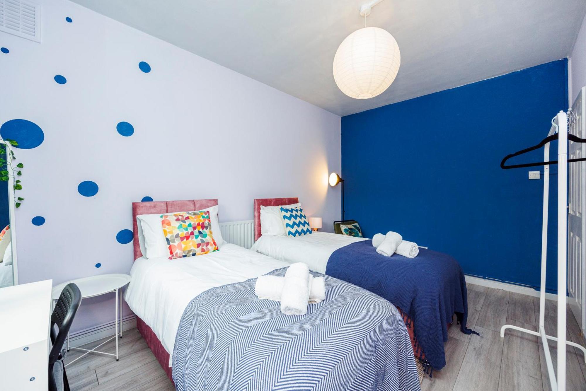 Spacious 2-bedroom With Terrace, Garden Views & Free Wifi Near Olympic Stadium Apartment *