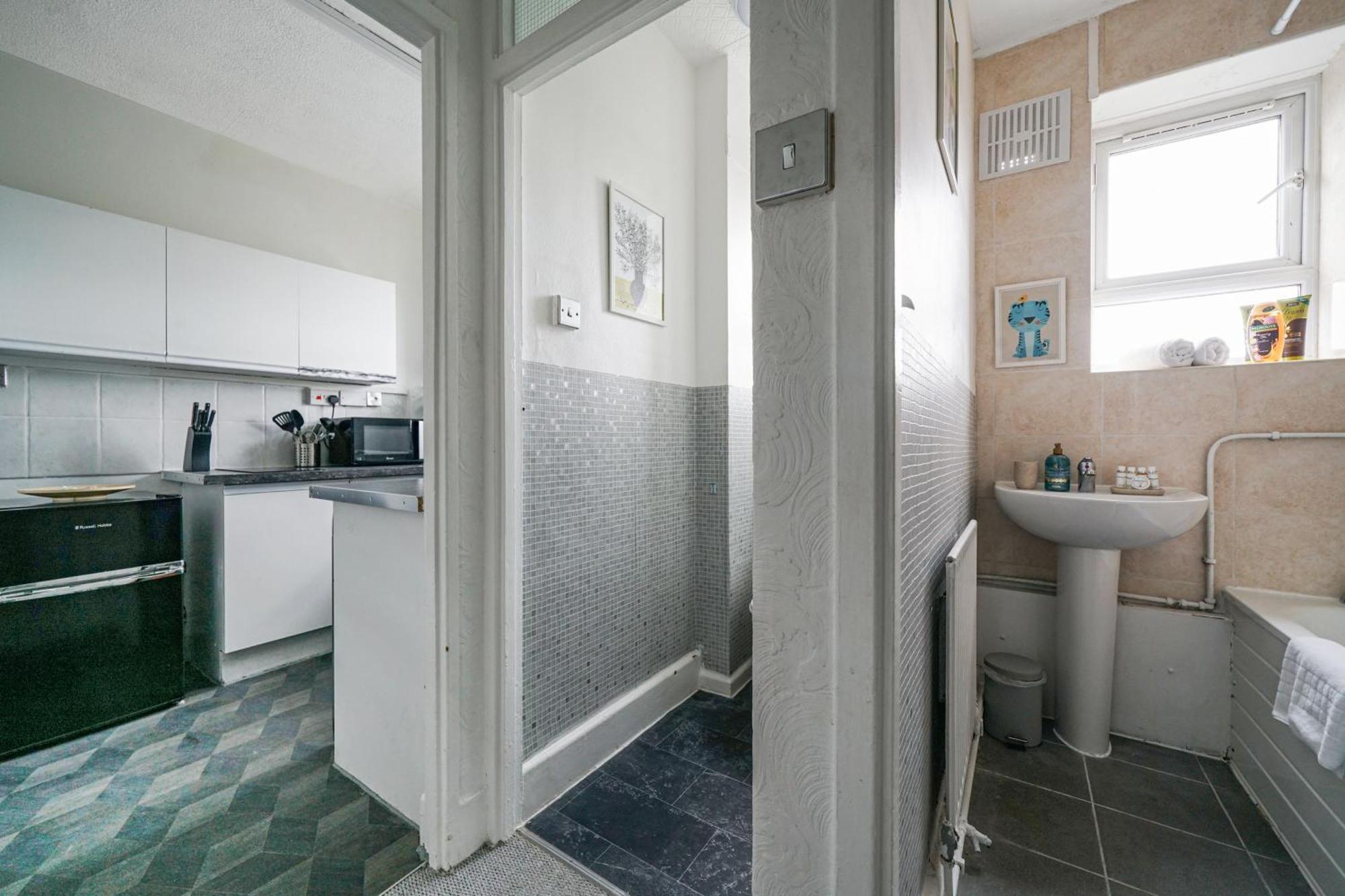Two Bedroom By Livestay Short Lets & Serviced London, Clapham Apartment *