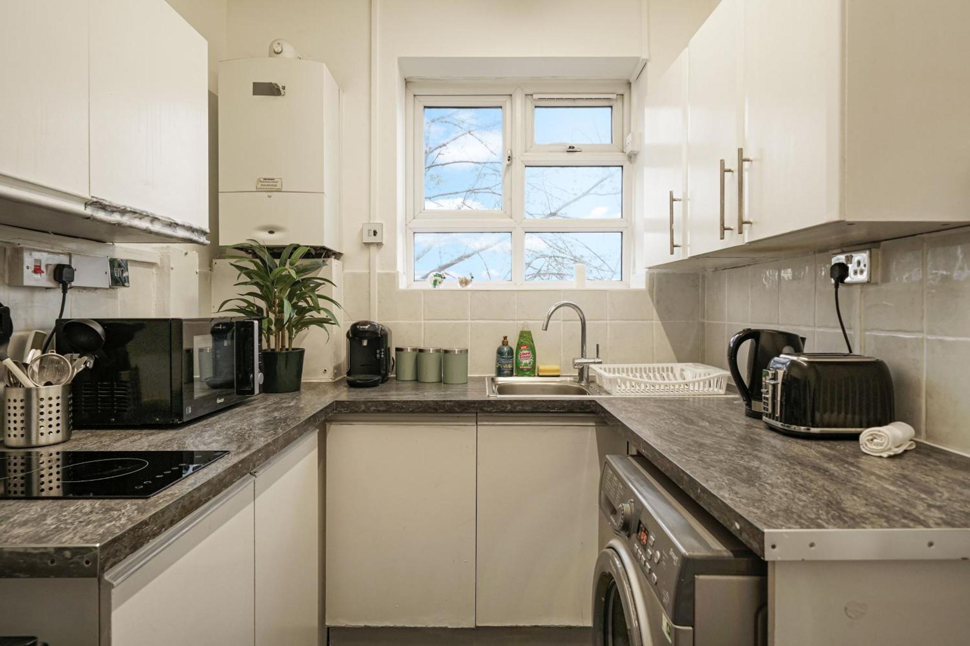 Two Bedroom By Livestay Short Lets & Serviced London, Clapham Apartment London