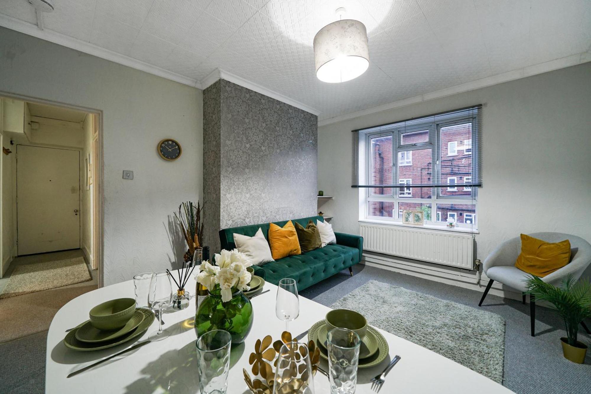 Two Bedroom By Livestay Short Lets & Serviced London, Clapham * London