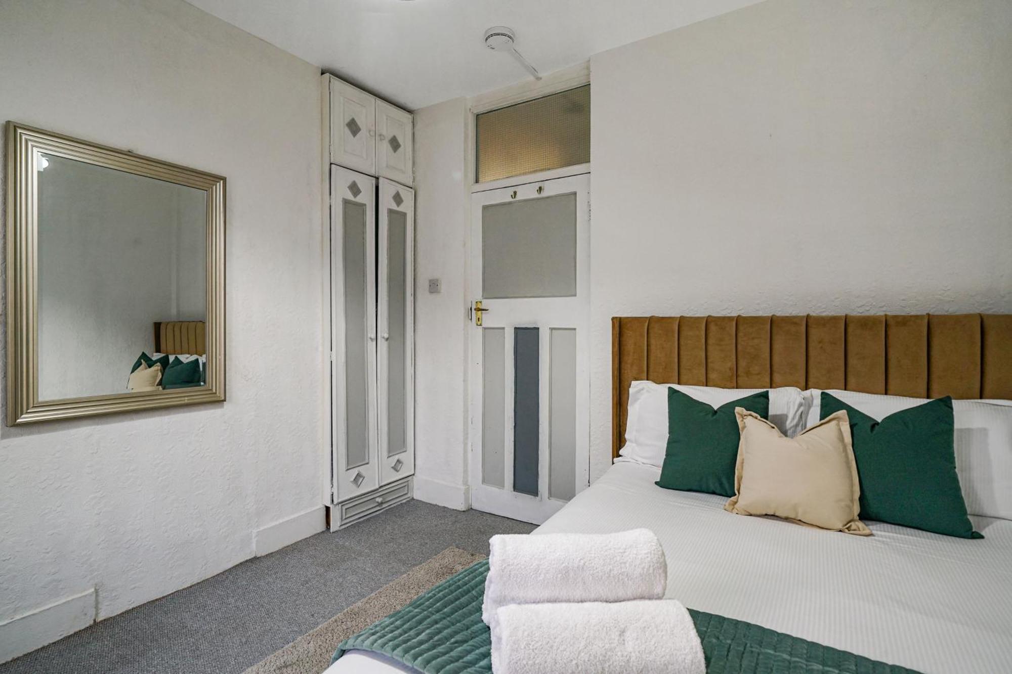 Two Bedroom By Livestay Short Lets & Serviced London, Clapham Apartment