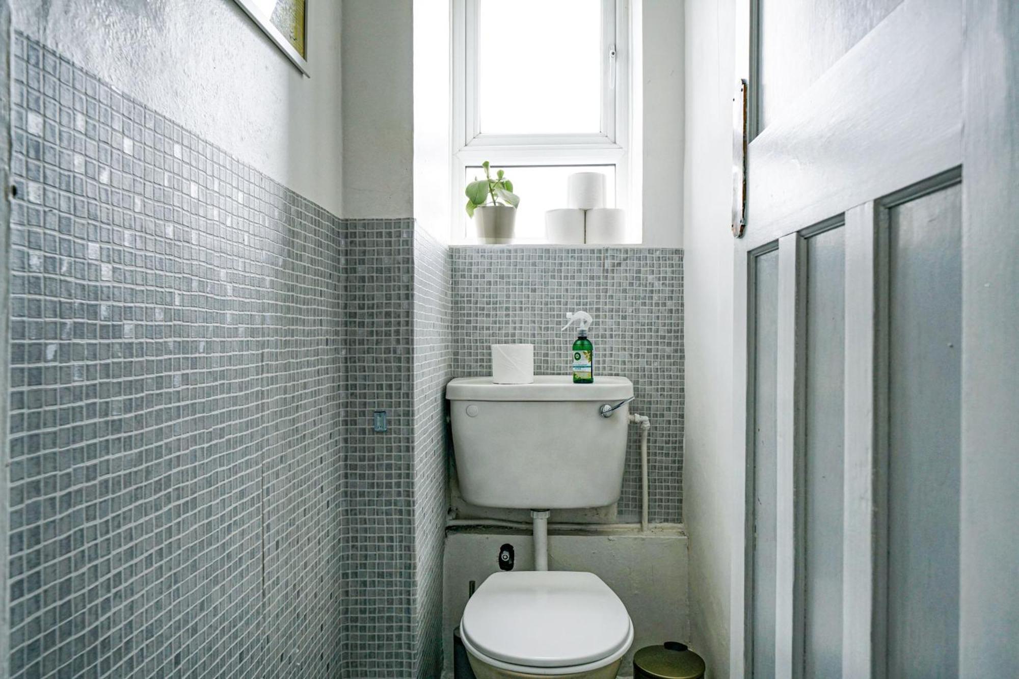 Two Bedroom By Livestay Short Lets & Serviced London, Clapham Apartment *