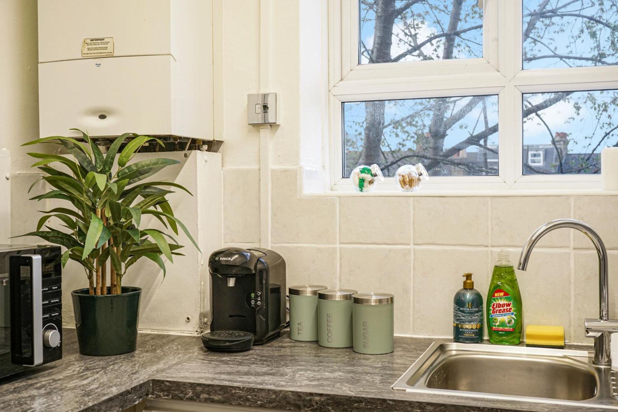 Two Bedroom By Livestay Short Lets & Serviced London, Clapham *