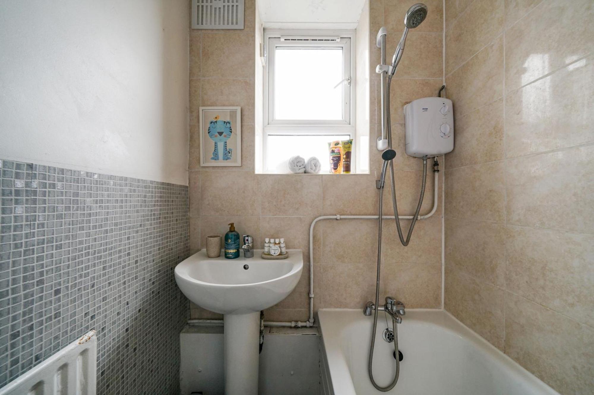 Two Bedroom By Livestay Short Lets & Serviced London, Clapham London