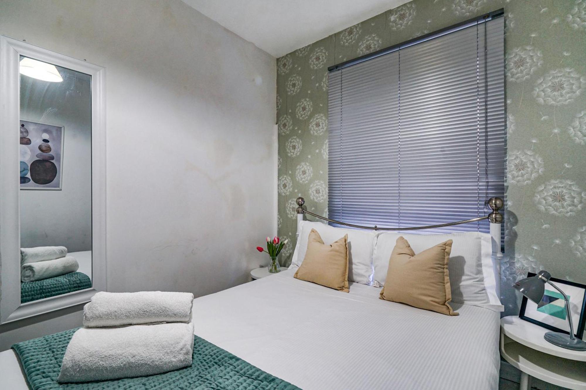 Two Bedroom By Livestay Short Lets & Serviced London, Clapham * London