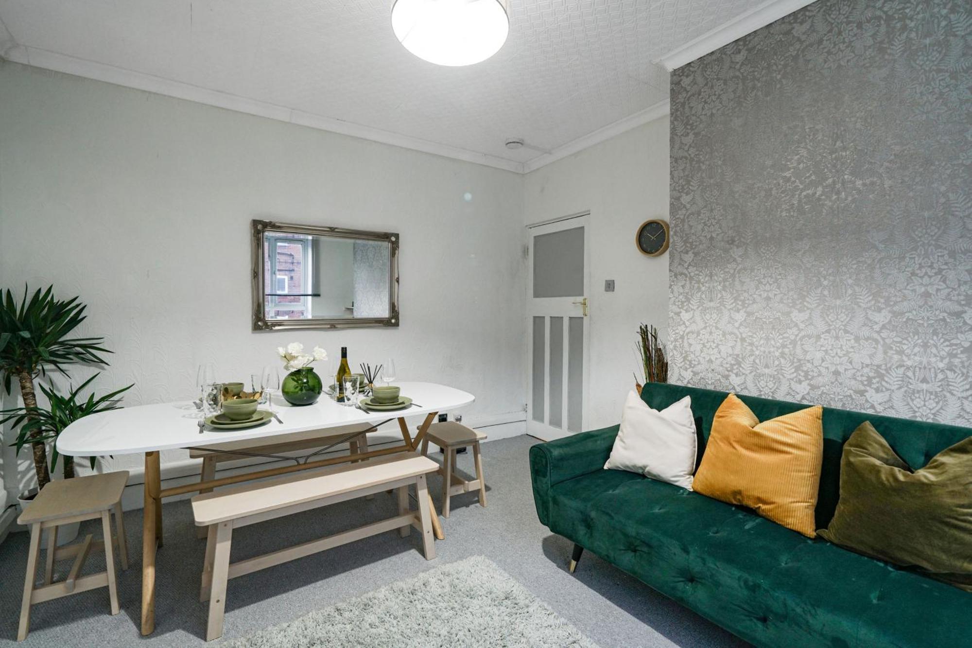 Two Bedroom By Livestay Short Lets & Serviced London, Clapham Apartment