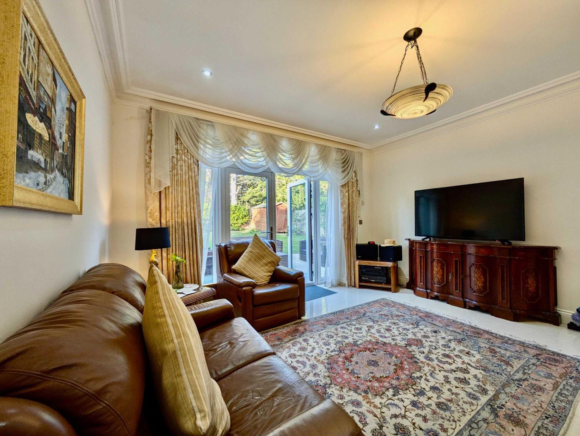 Charming Family With Private Garden Holiday home London