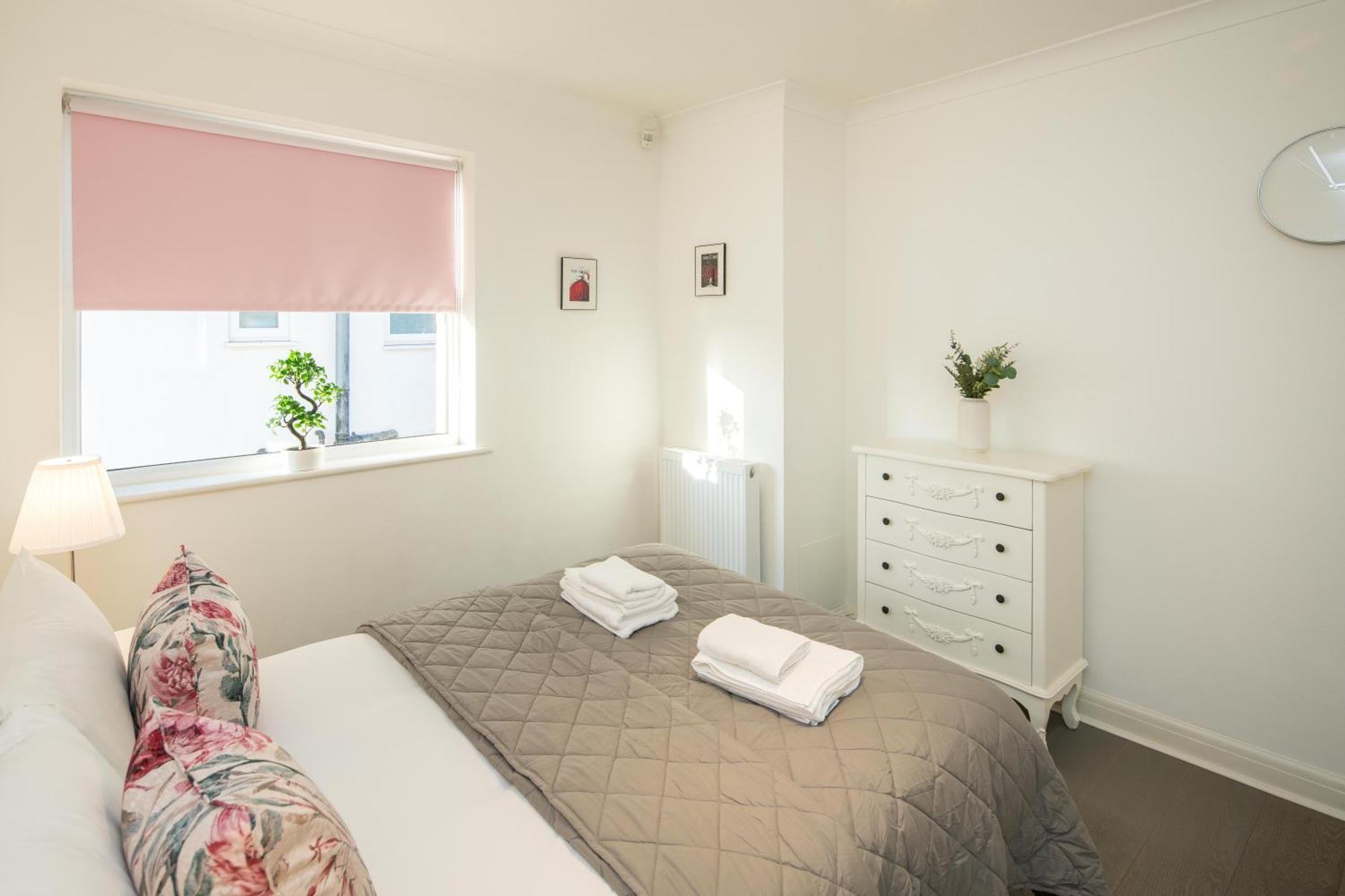 Luxury Pool House With Free Parking - Unico Residences * London