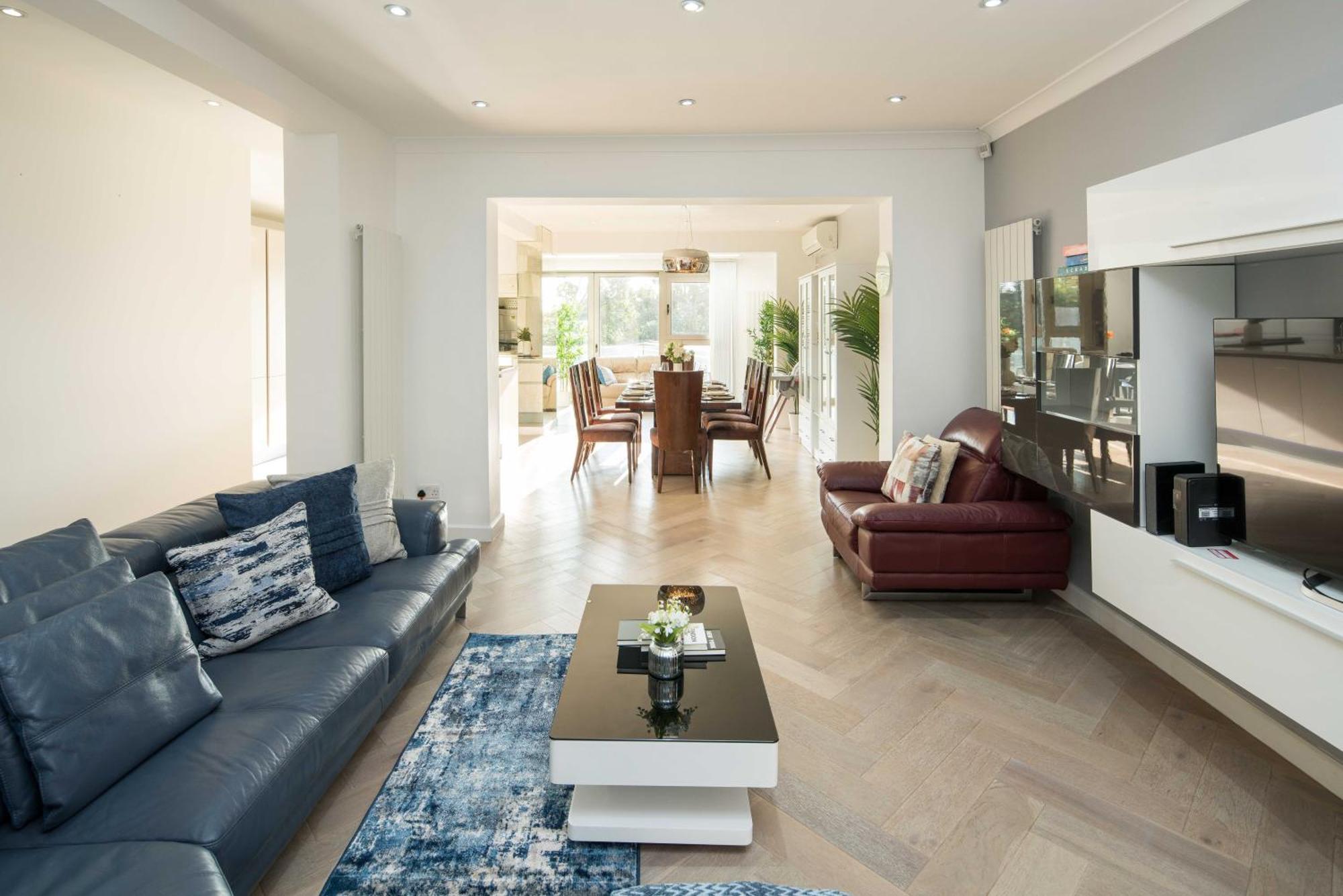 Luxury Pool House With Free Parking - Unico Residences Holiday home London