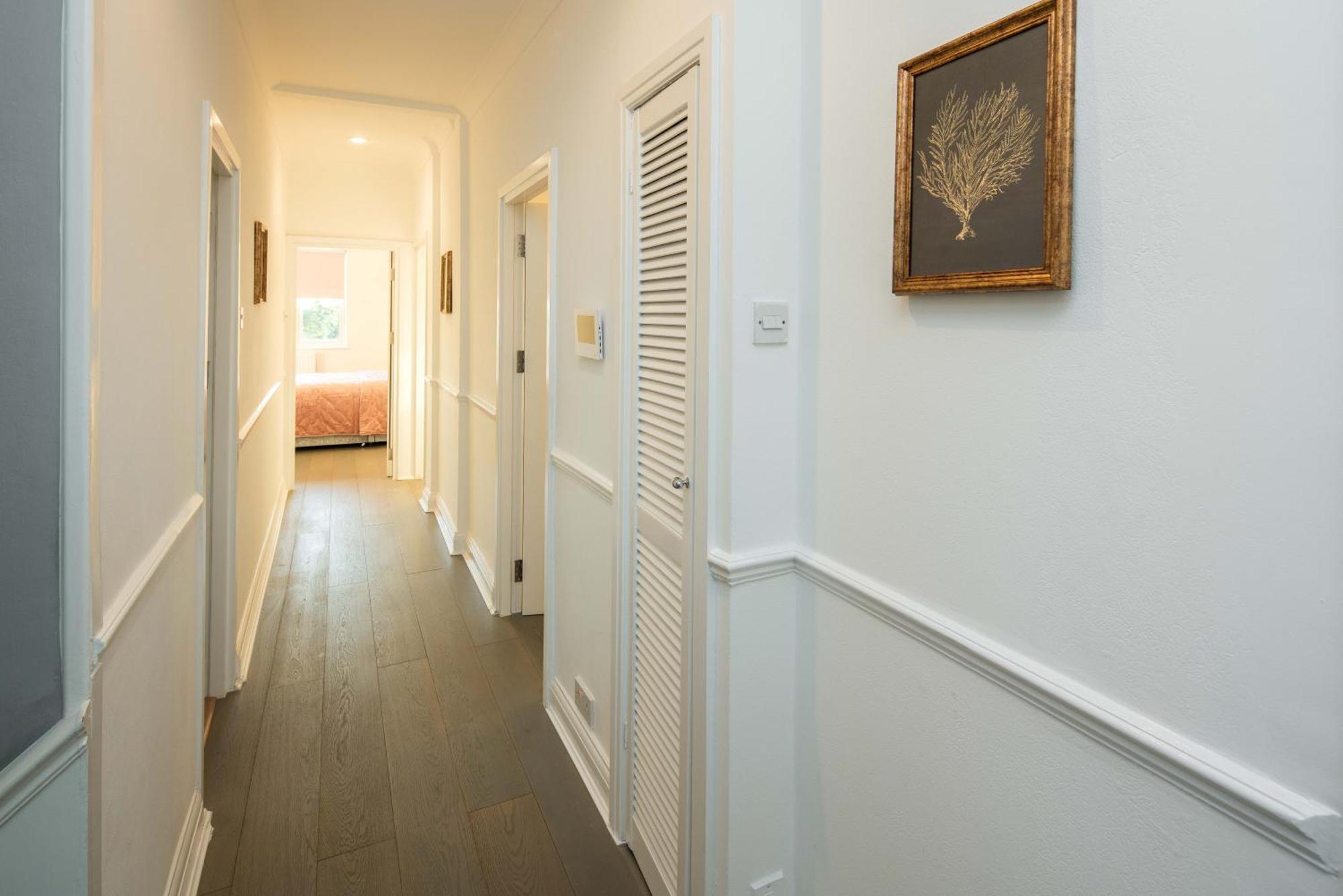Luxury Pool House With Free Parking - Unico Residences London