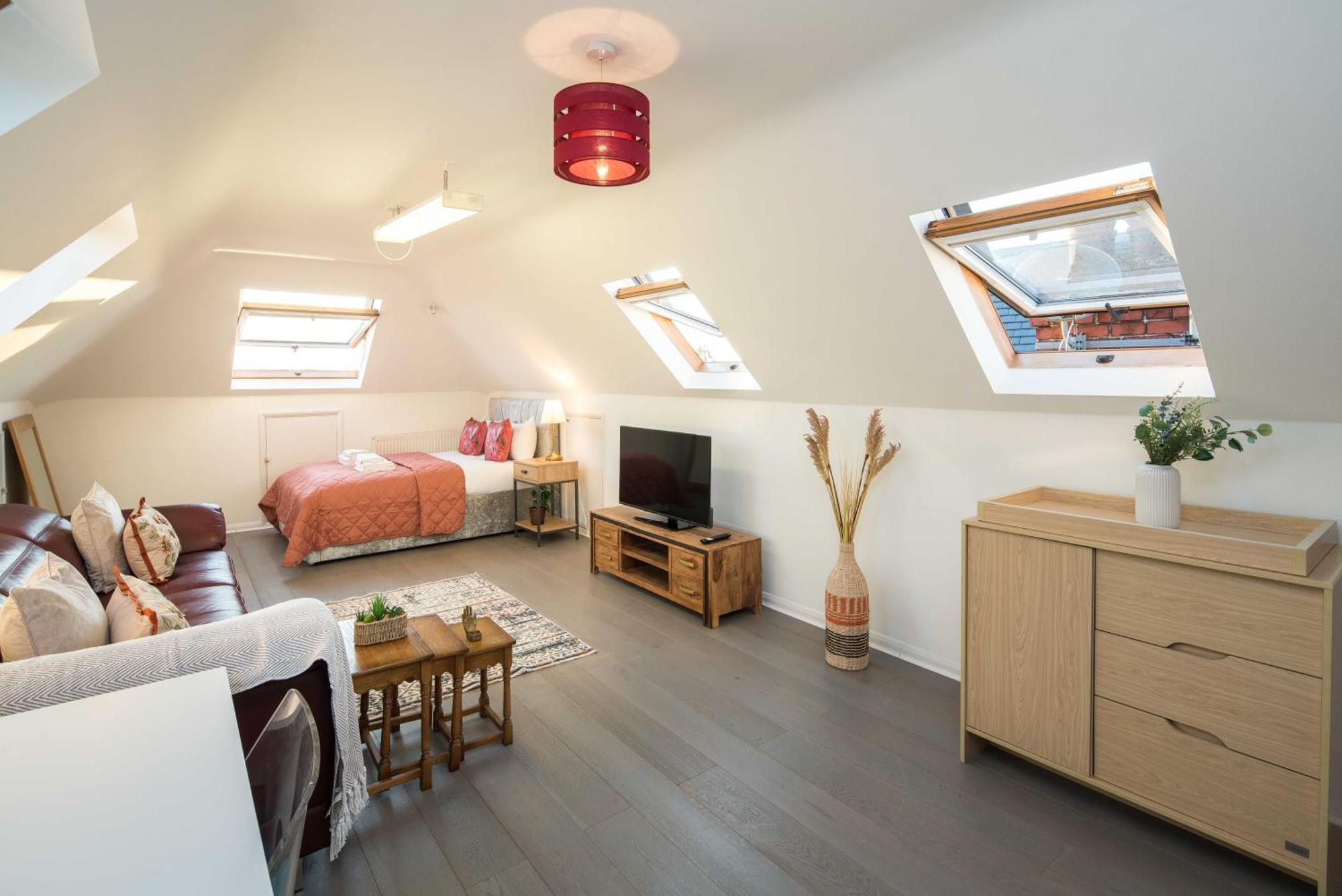 Luxury Pool House With Free Parking - Unico Residences London