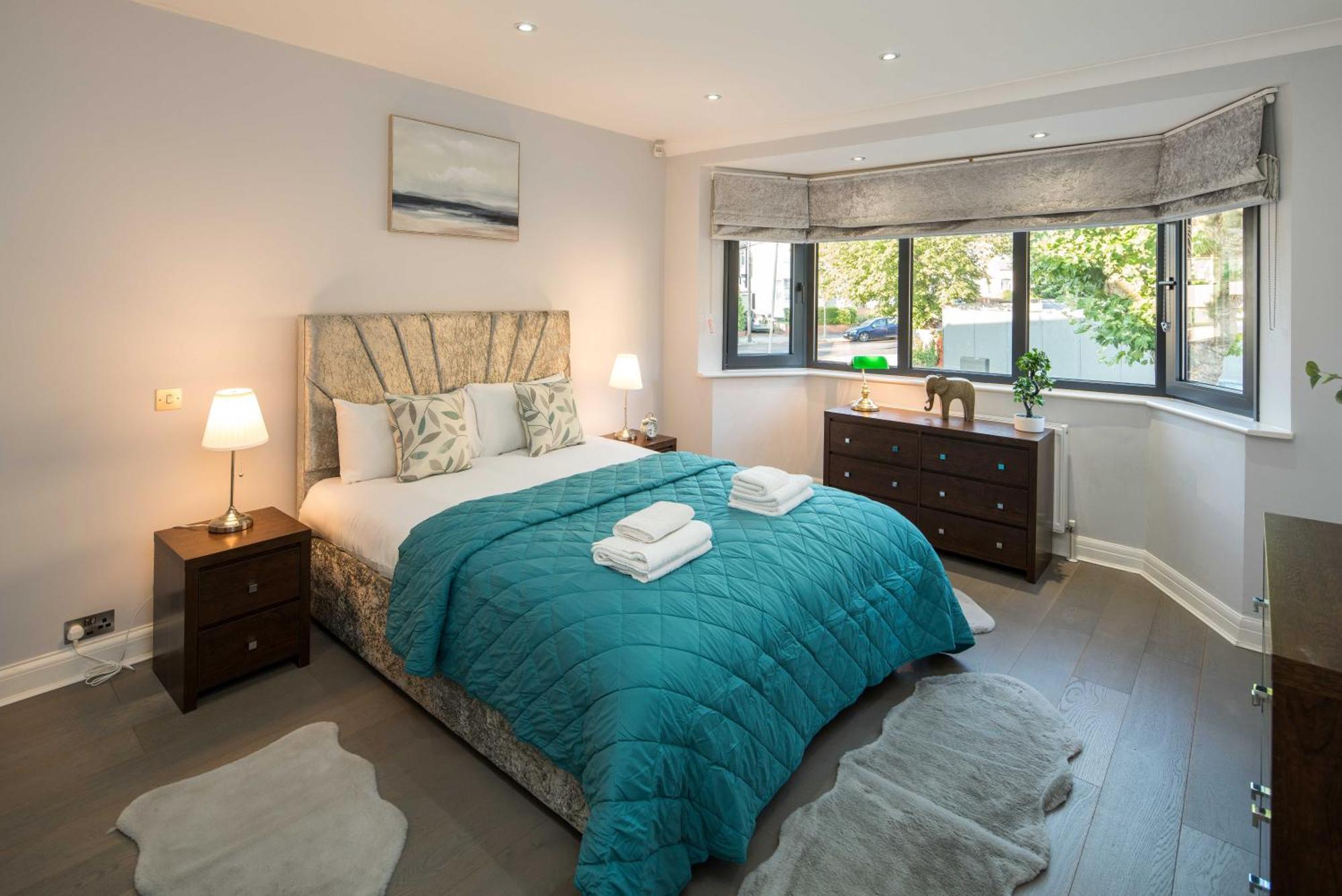 Luxury Pool House With Free Parking - Unico Residences * London