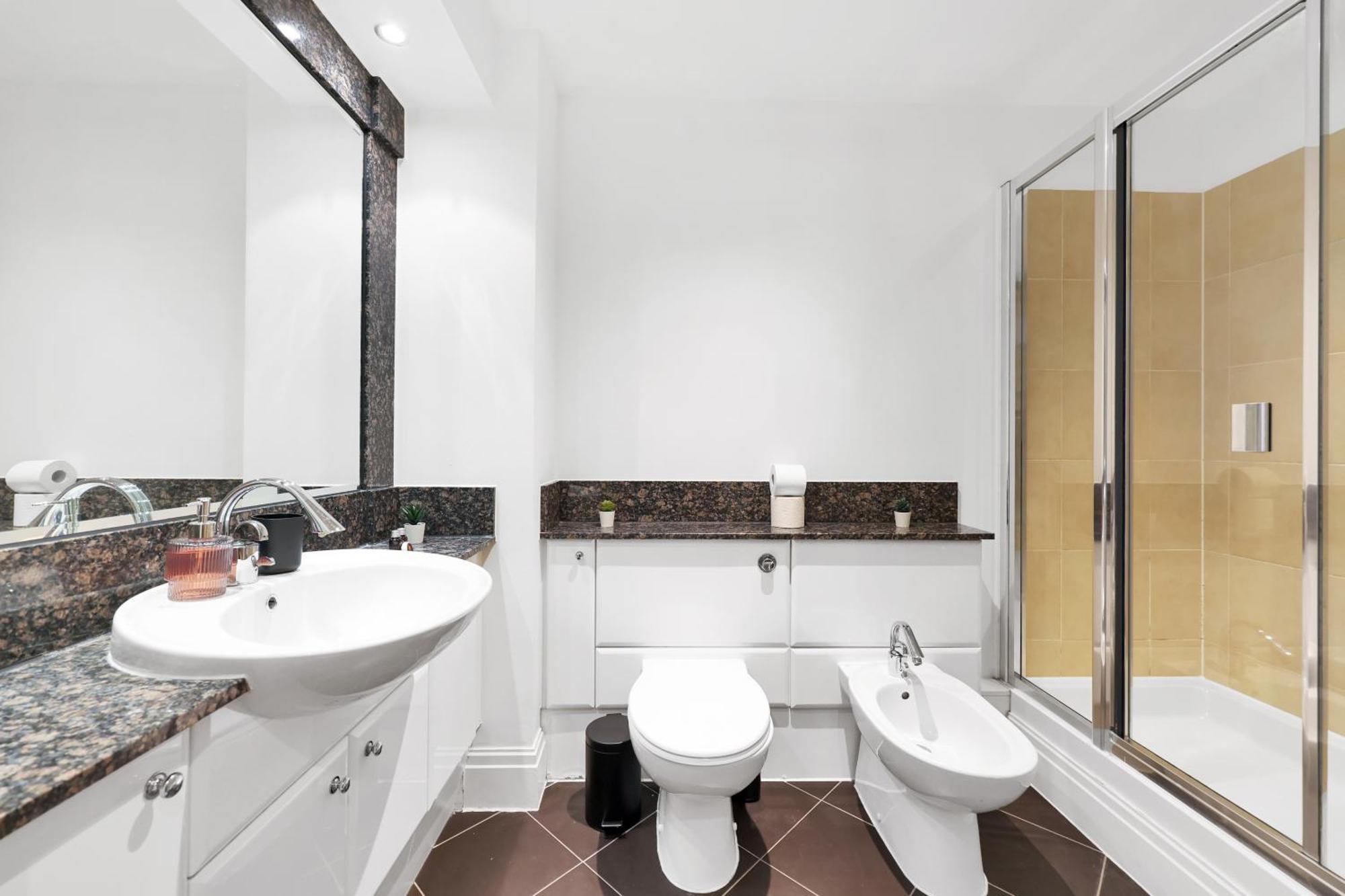 Sleeps 8, Parking, River Views, Chelsea 3 Bdr *