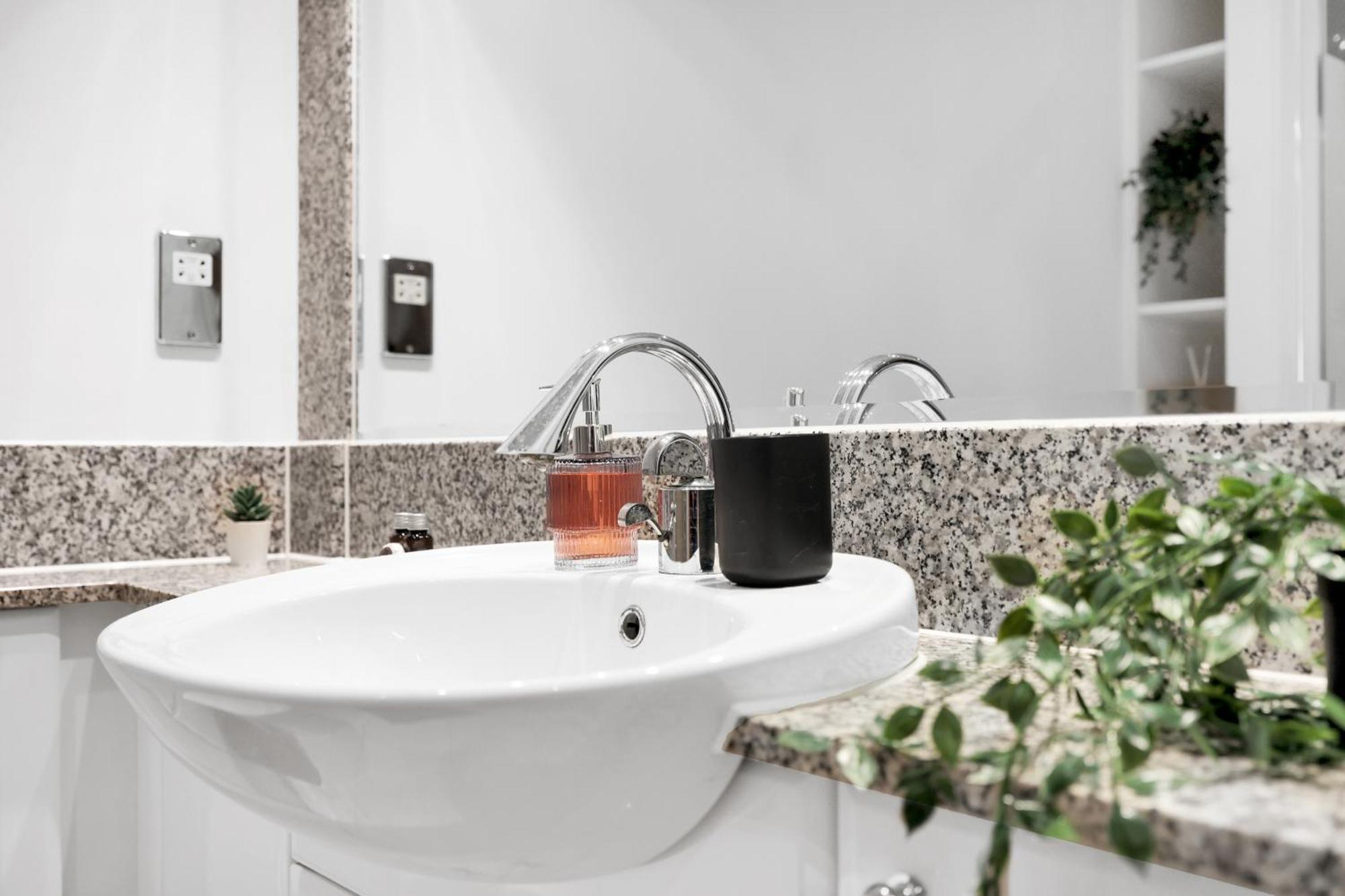 Sleeps 8, Parking, River Views, Chelsea 3 Bdr