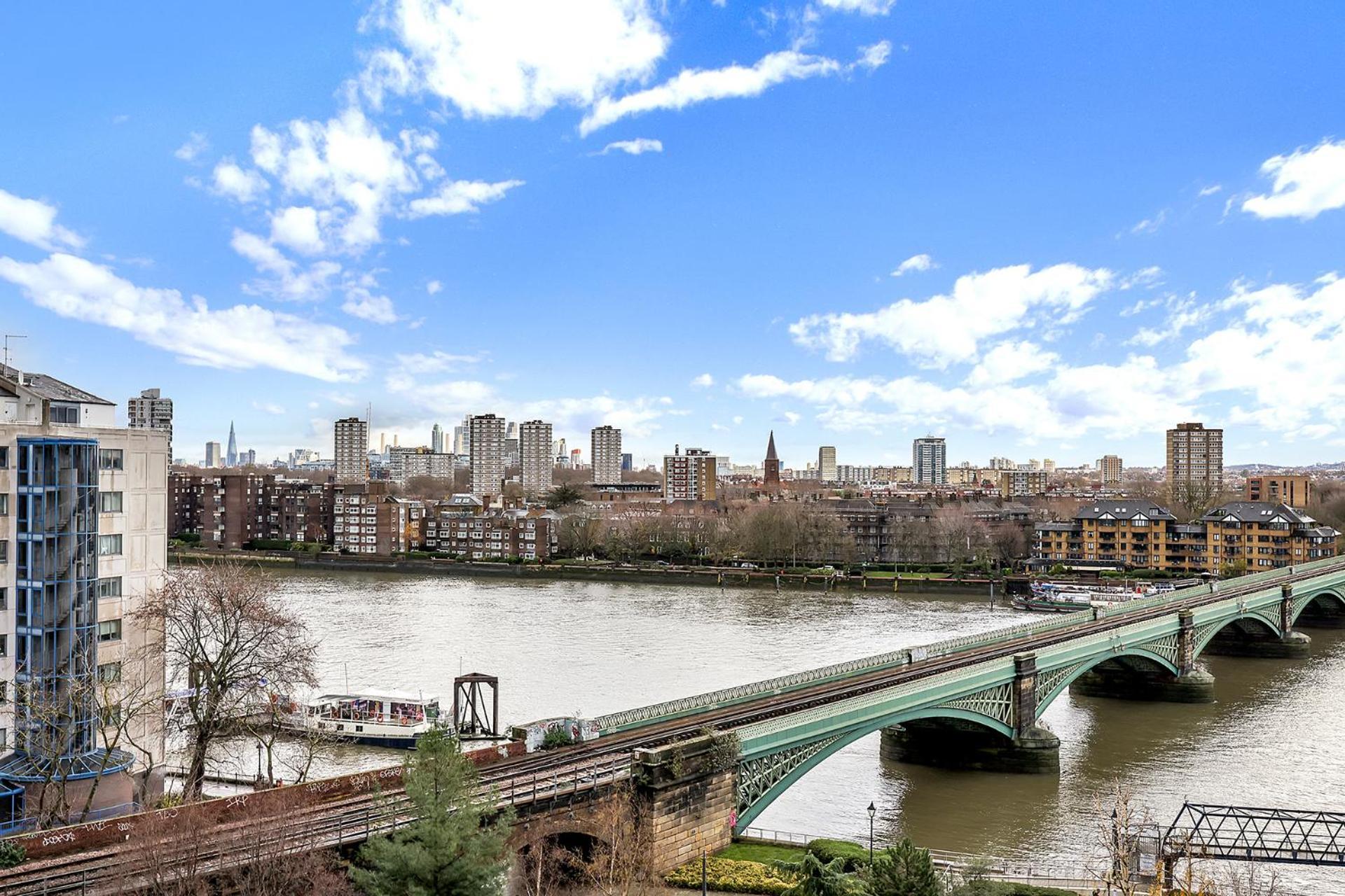 Apartment Sleeps 8, Parking, River Views, Chelsea 3 Bdr London