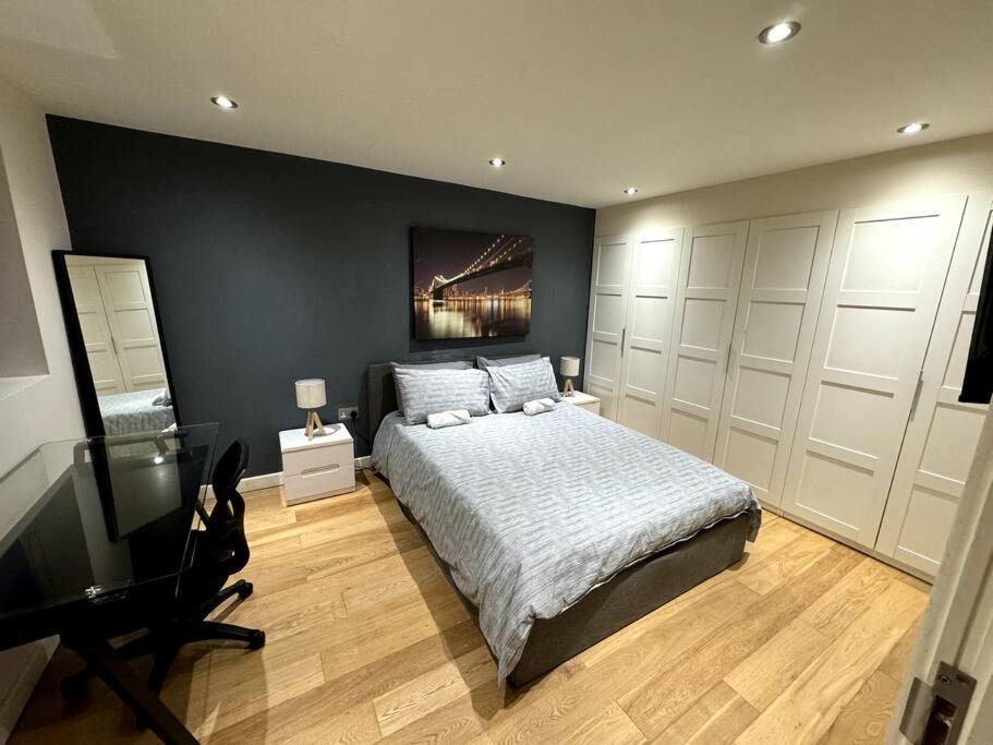 Paddington Station 2 Bedroom House *