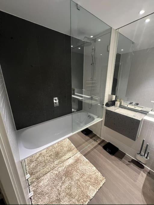 Lushpen - O2 Arena Apartment