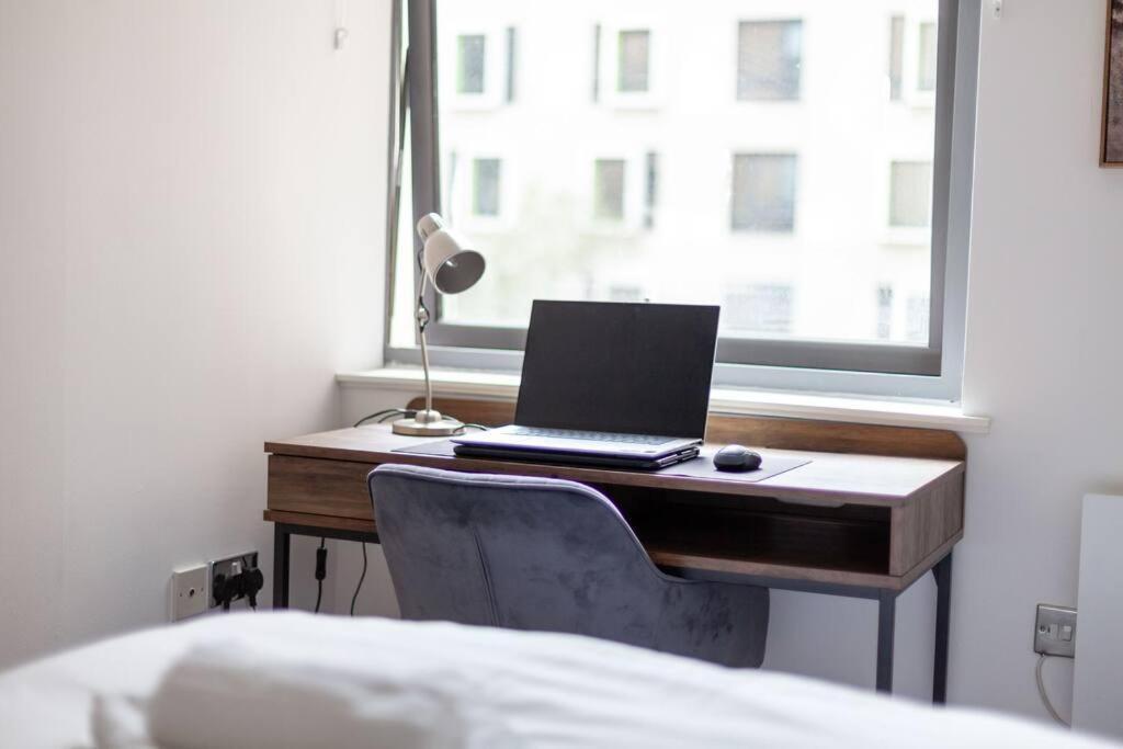 Cozy & Stylish 2-bed Flat In Trentham Ct, Londen