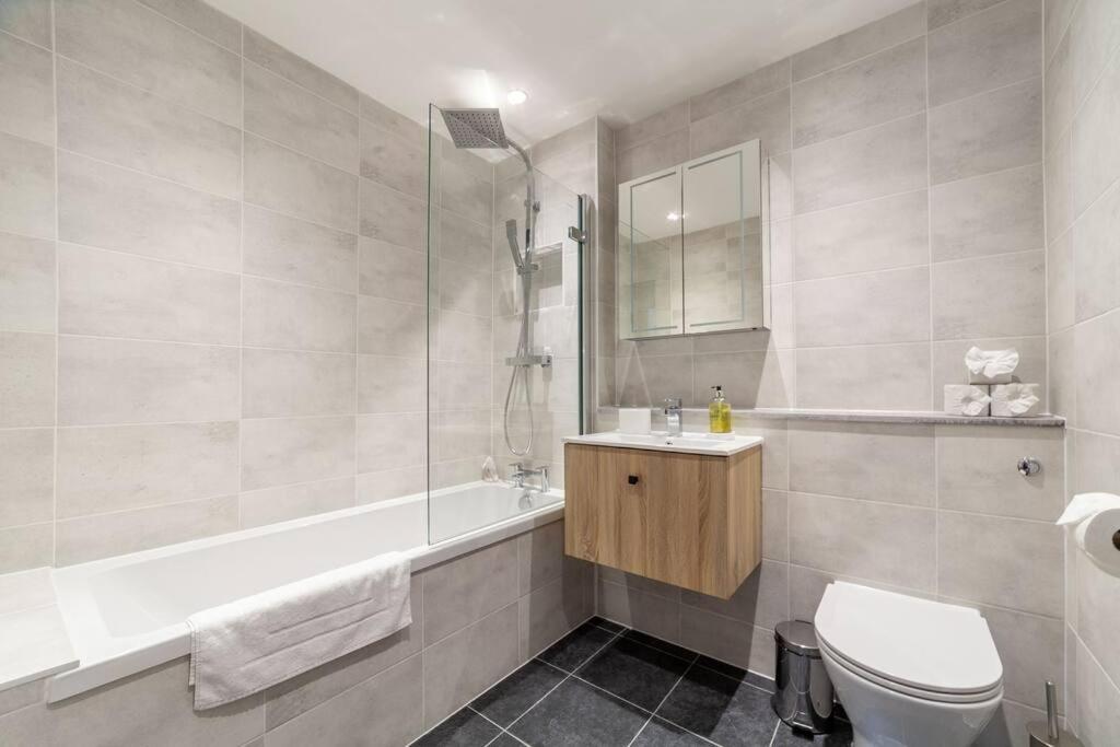Cozy & Stylish 2-bed Flat In Trentham Ct,