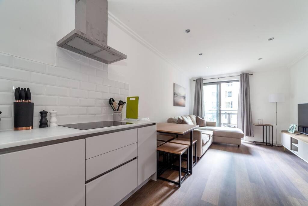 Cozy & Stylish 2-bed Flat In Trentham Ct, Appartement Londen