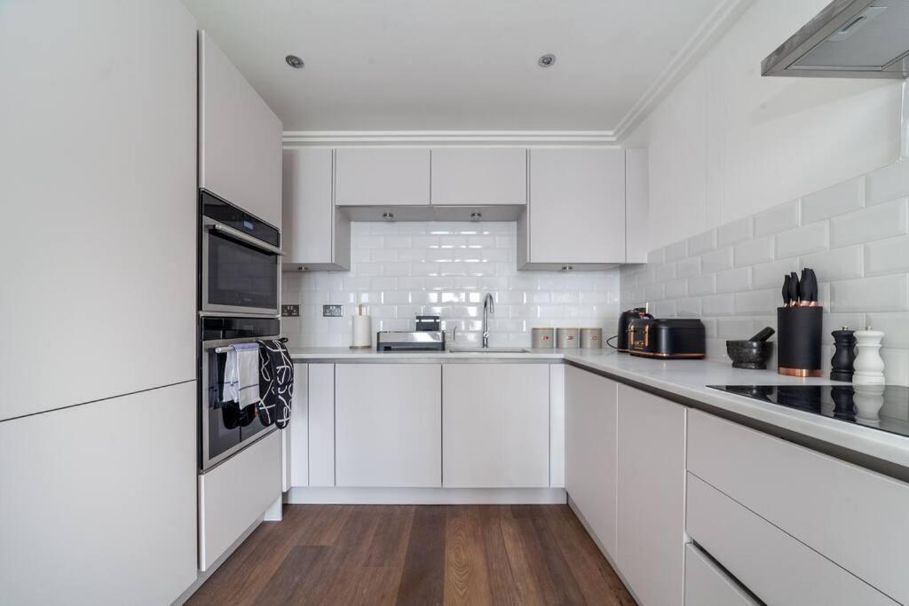 Cozy & Stylish 2-bed Flat In Trentham Ct, Appartement Londen