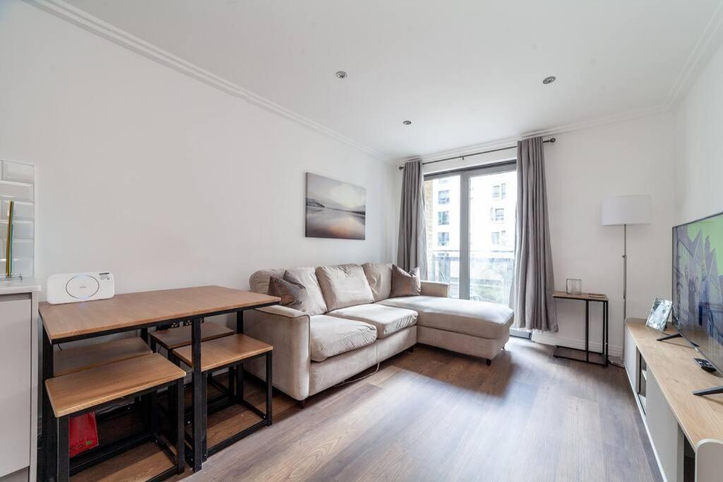 Cozy & Stylish 2-bed Flat In Trentham Ct, Appartement Londen