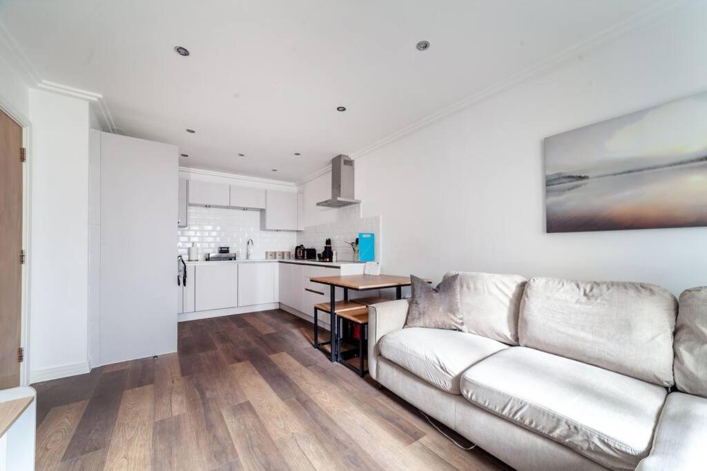 Cozy & Stylish 2-bed Flat In Trentham Ct,