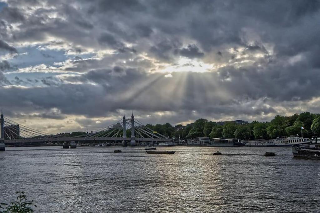 Upscale Riverfront 1br Flat, Prestigious Battersea Apartment *