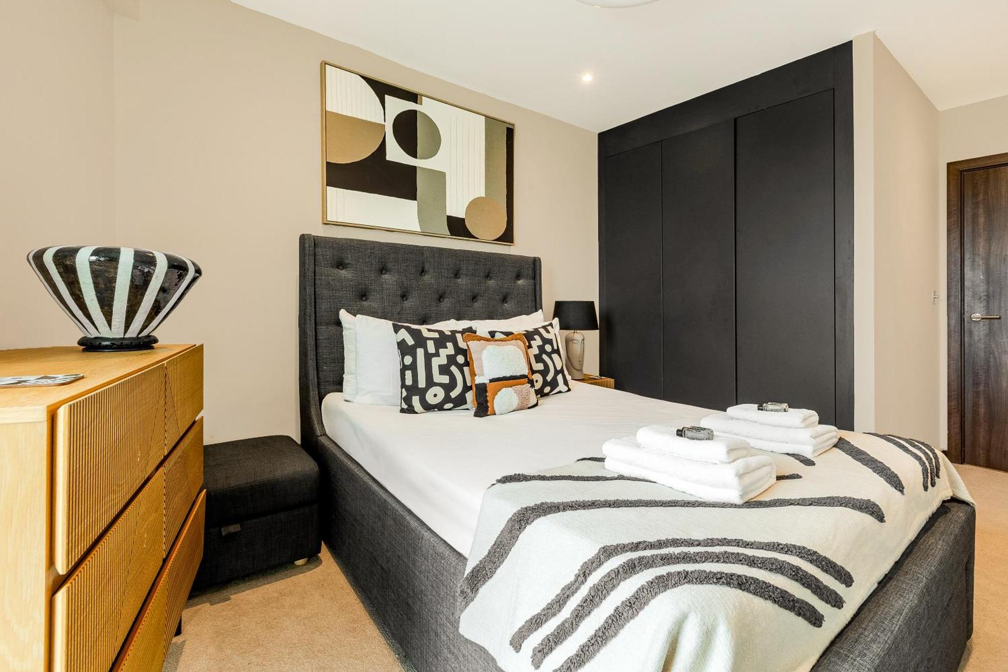 Upscale Riverfront 1br Flat, Prestigious Battersea Apartment *