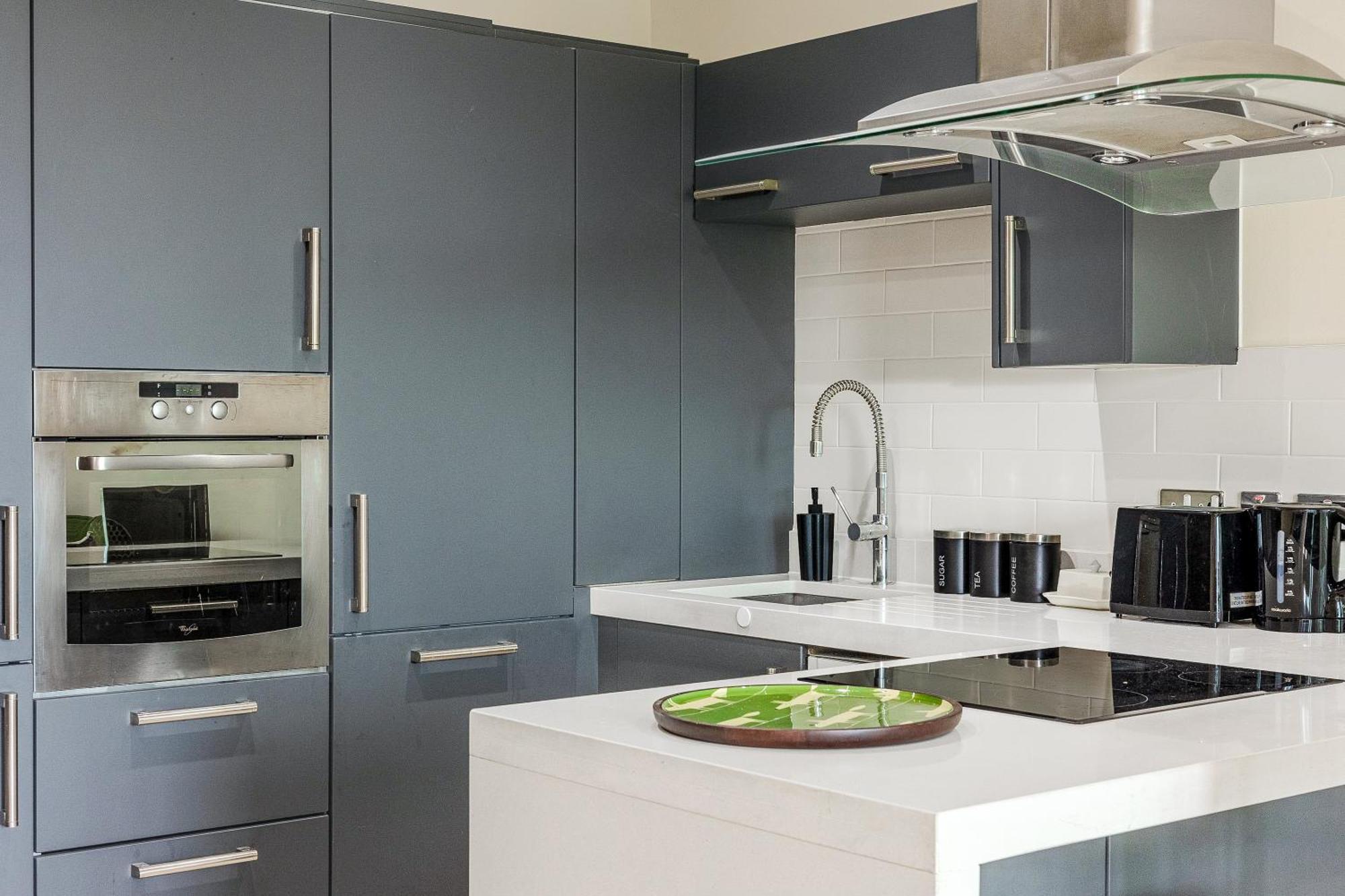 Upscale Riverfront 1br Flat, Prestigious Battersea Apartment *