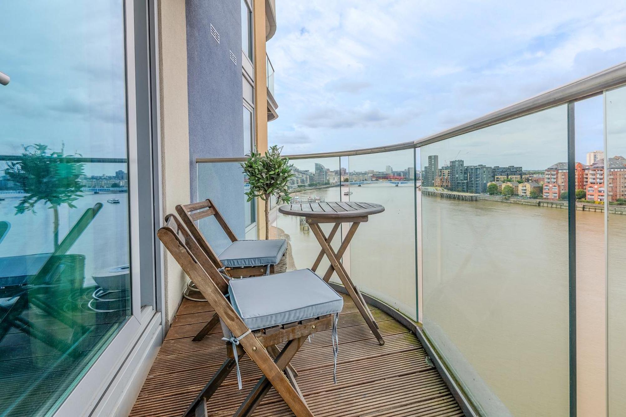 Upscale Riverfront 1br Flat, Prestigious Battersea Apartment London