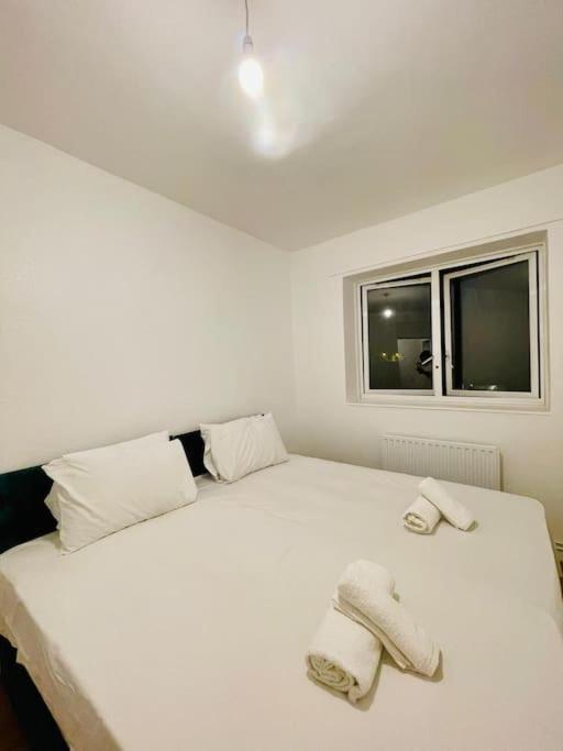 Apartamento 2bd Canarywharf Mile End Private Balcony Free Parking Londres