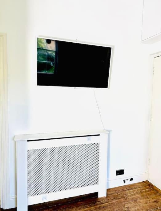 Quiet Beautiful 4 Person Camden Flat W Kitchen Londen