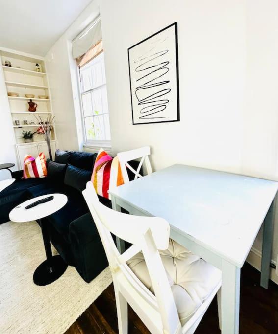 Quiet Beautiful 4 Person Camden Flat W Kitchen Appartement Londen