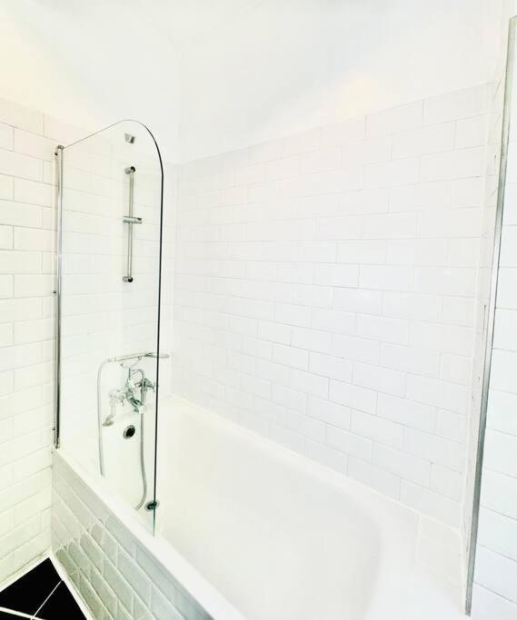 Quiet Beautiful 4 Person Camden Flat W Kitchen Appartement *