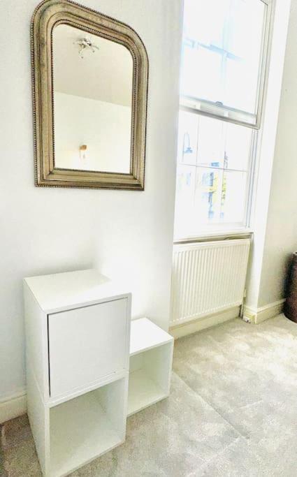 Quiet Beautiful 4 Person Camden Flat W Kitchen Londen