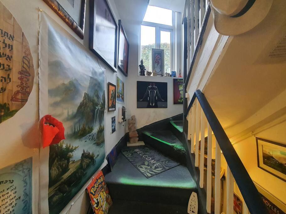 Cyber-art In Camden Apartment London