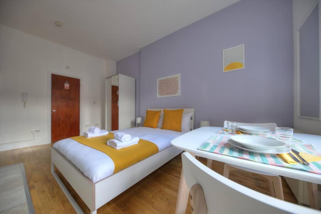 Hyde Park Studio 10 Apartment