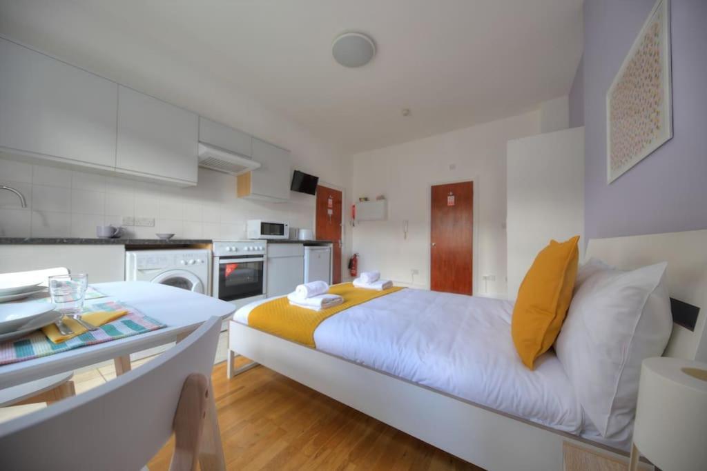 Hyde Park Studio 10 Apartment