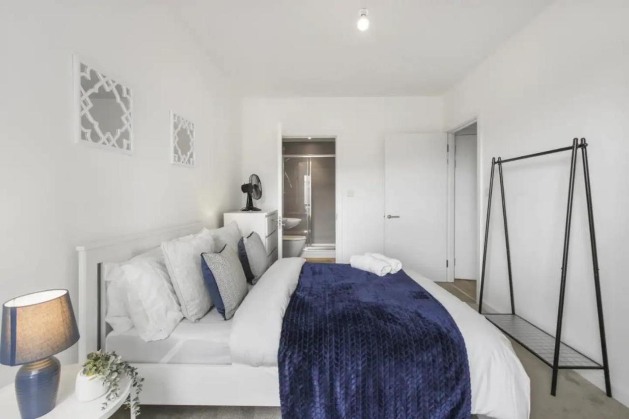 Centrally Located - Modern - 2bed - 2bath Appartement Londen