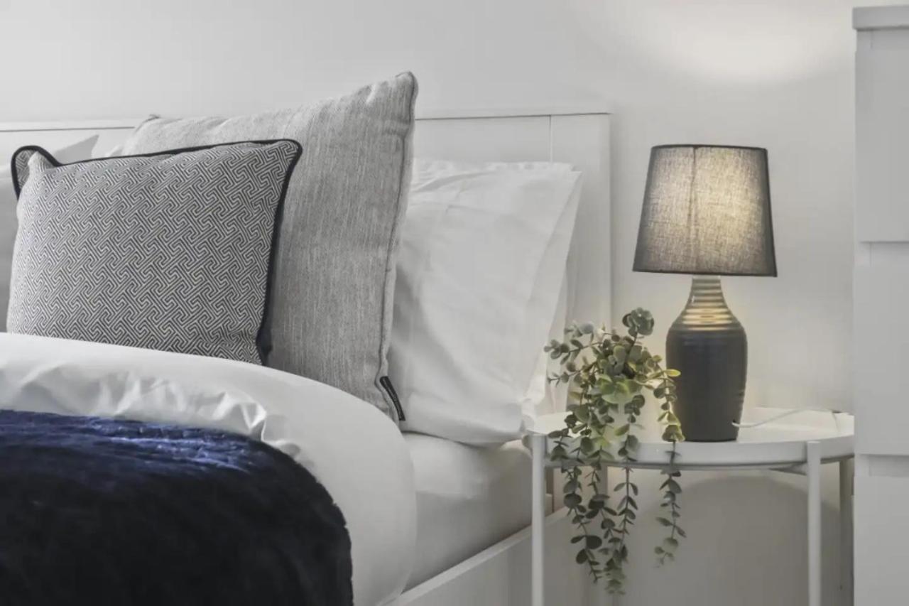 Centrally Located - Modern - 2bed - 2bath Londen