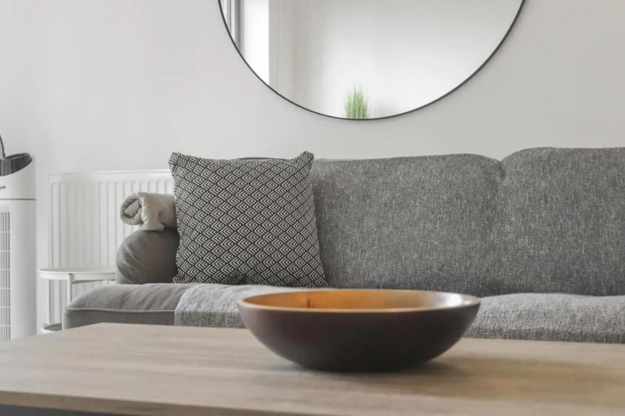 Centrally Located - Modern - 2bed - 2bath * Londen