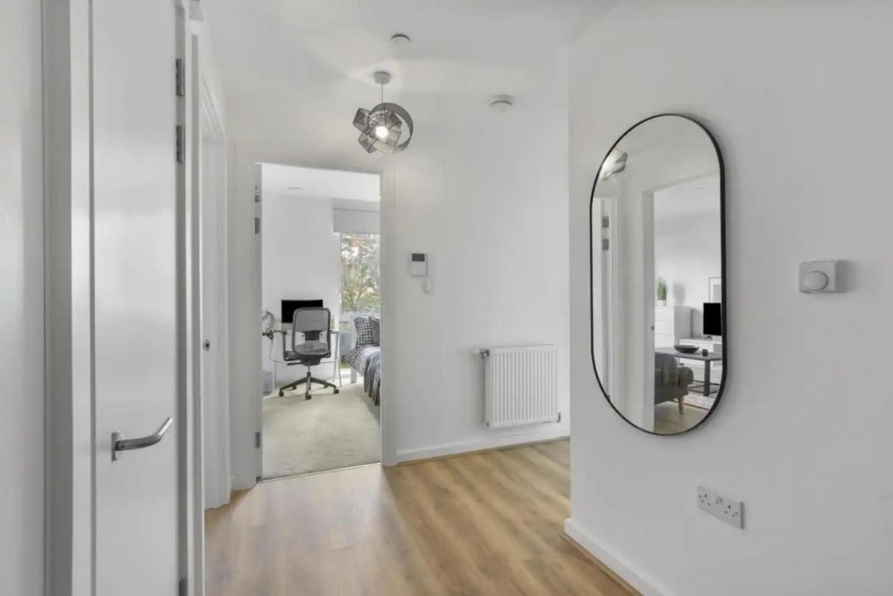 Centrally Located - Modern - 2bed - 2bath Londen