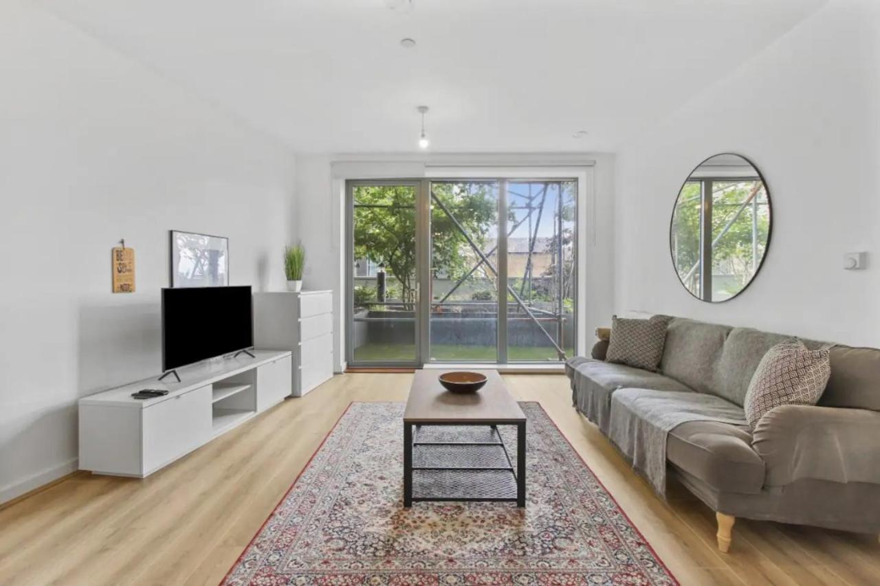 Centrally Located - Modern - 2bed - 2bath * Londen